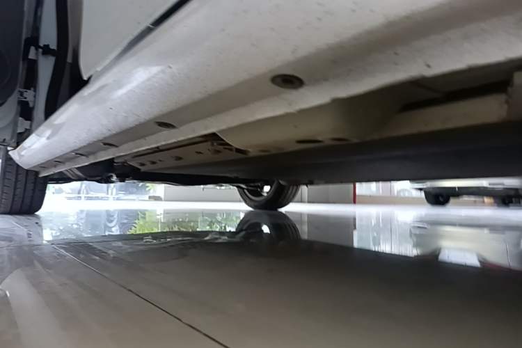 Used ORA White Cat 2022 Upgraded Model 305km Range Luxury Version Lithium-Ion Battery Left Side Sill