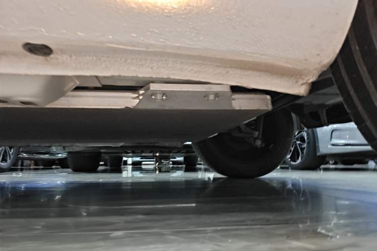 Used ORA White Cat 2022 Upgraded Model 305km Range Luxury Version Lithium-Ion Battery Left Side Sill