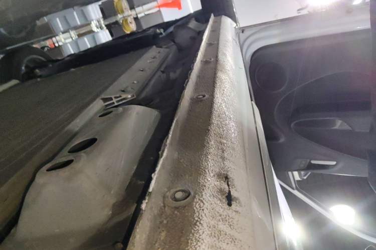 Used ORA White Cat 2022 Upgraded Model 305km Range Luxury Version Lithium-Ion Battery Left Side Sill