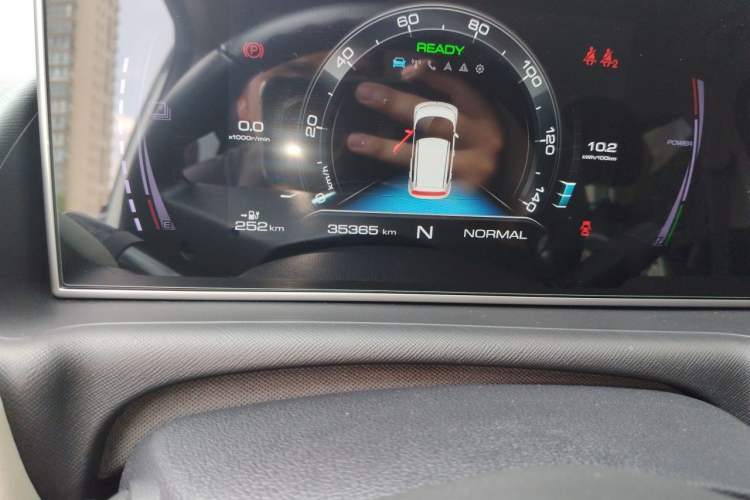 Used ORA White Cat 2022 Upgraded Model 305km Range Luxury Version Lithium-Ion Battery Odometer Close Up