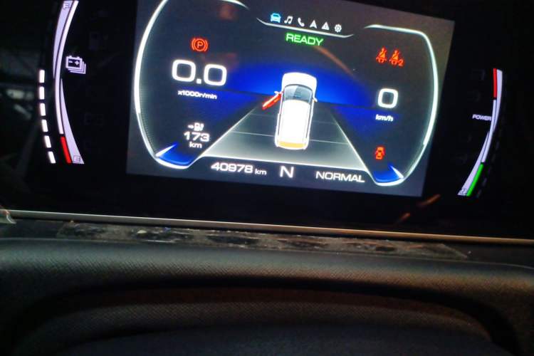 Used ORA White Cat 2022 Xiaoyue Mao Edition 360 km Luxury Model Lithium NMC Odometer Close Up
