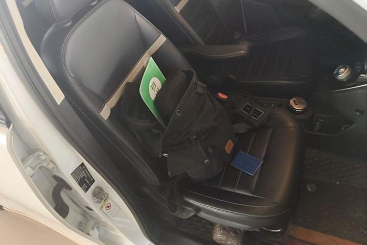 Used ORA White Cat 2022 Xiaoyue Mao Edition 360 km Luxury Model Lithium NMC Right Front Seat