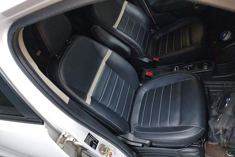 Used ORA White Cat 2022 Xiaoyue Mao Edition 360 km Luxury Model Lithium NMC Right Front Seat