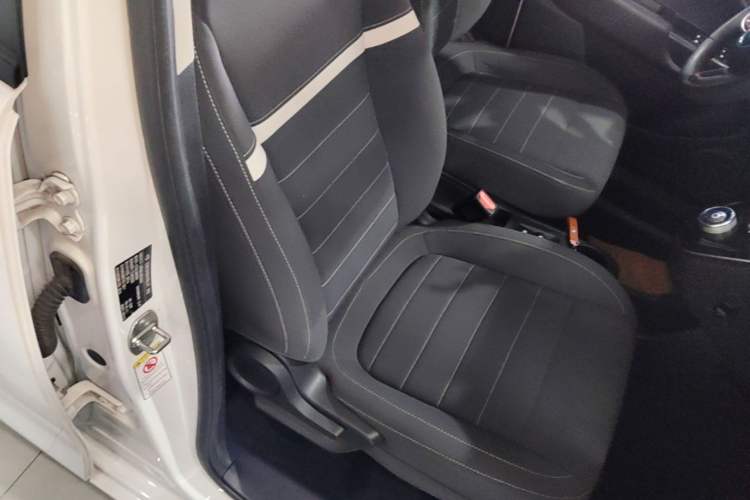 Used ORA White Cat 2022 Upgraded Model 305km Range Luxury Version Lithium-Ion Battery Right Front Seat