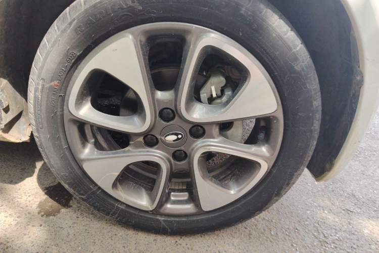 Used ORA White Cat 2022 Upgraded Model 305km Range Luxury Version Lithium-Ion Battery Right Front Wheel Hub