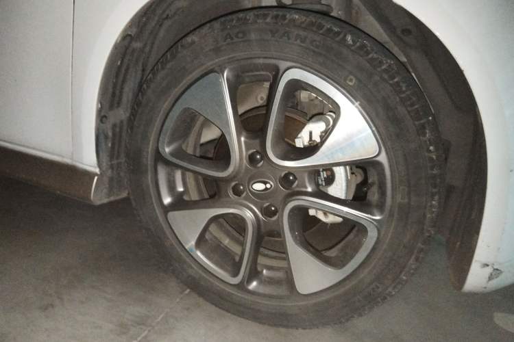 Used ORA White Cat 2022 Xiaoyue Mao Edition 360 km Luxury Model Lithium NMC Right Front Wheel Hub
