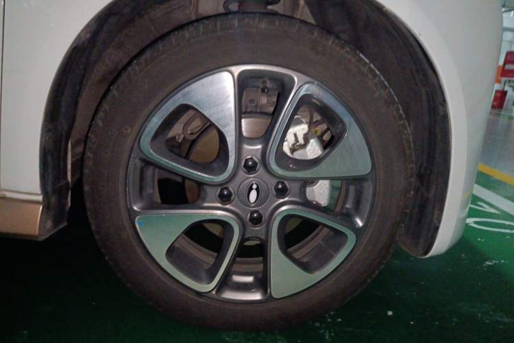 Used ORA White Cat 2022 Xiaoyue Mao Edition 360 km Luxury Model Lithium NMC Right Front Wheel Hub