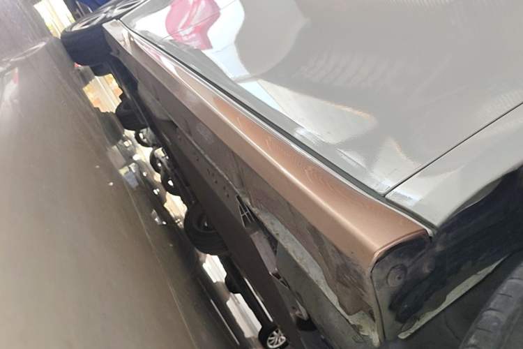 Used ORA White Cat 2022 Xiaoyue Mao Edition 360 km Luxury Model Lithium NMC Right Side Sill