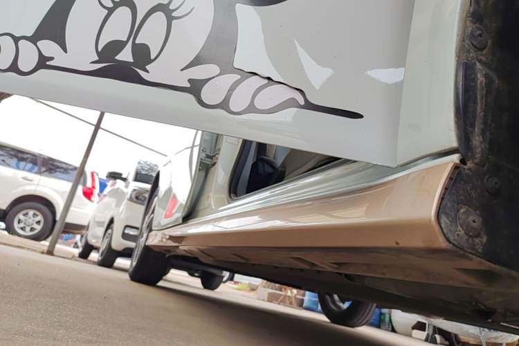Used ORA White Cat 2022 Xiaoyue Mao Edition 360 km Luxury Model Lithium NMC Right Side Sill
