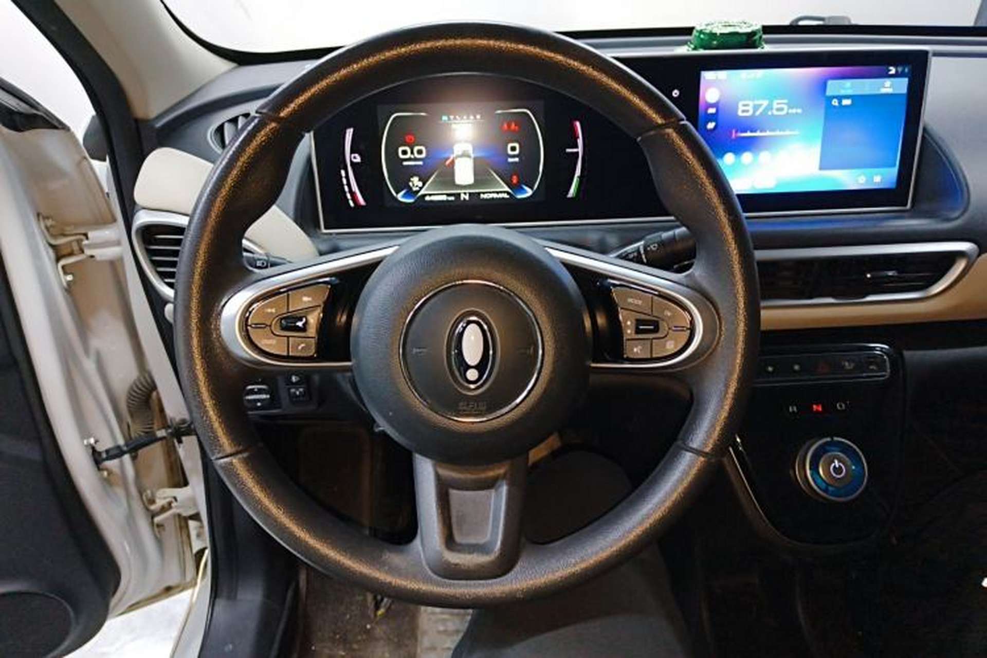 Used ORA White Cat 2022 Xiaoyue Mao Edition 360 km Luxury Model Lithium NMC Steering Wheel