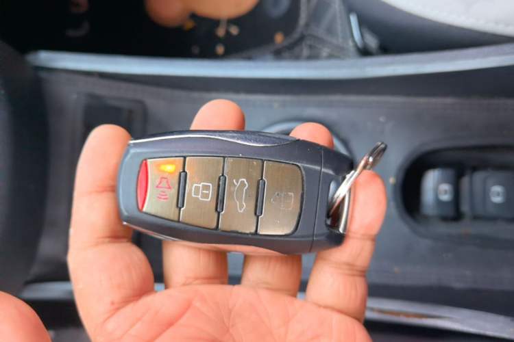 Used ORA White Cat 2022 Upgraded Model 305km Range Luxury Version Lithium-Ion Battery Vehicle Key