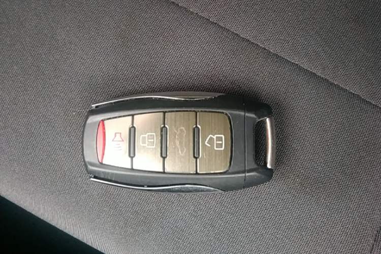 Used ORA White Cat 2022 Upgraded Model 305km Range Luxury Version Lithium-Ion Battery Vehicle Key