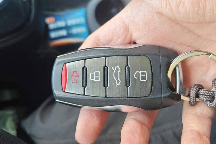 Used ORA White Cat 2022 Xiaoyue Mao Edition 401 km Flagship Model Lithium Ternary Vehicle Key