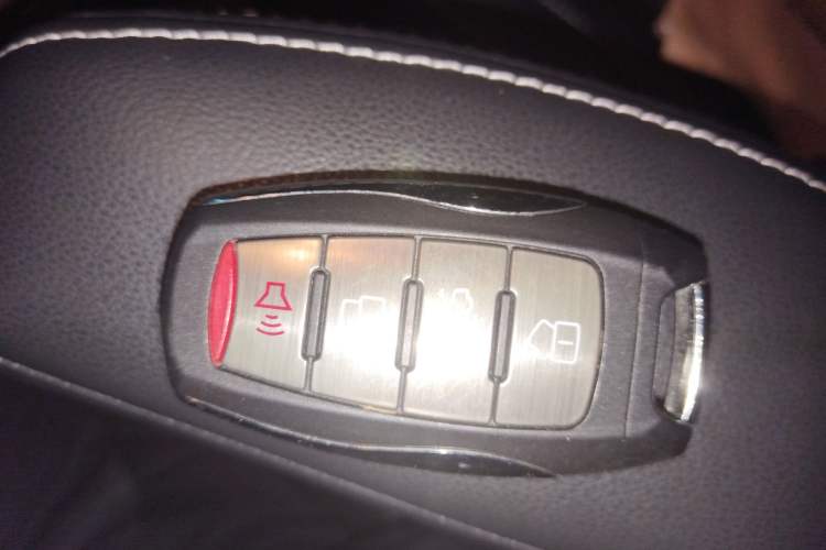 Used ORA White Cat 2022 Xiaoyue Mao Edition 360 km Luxury Model Lithium NMC Vehicle Key