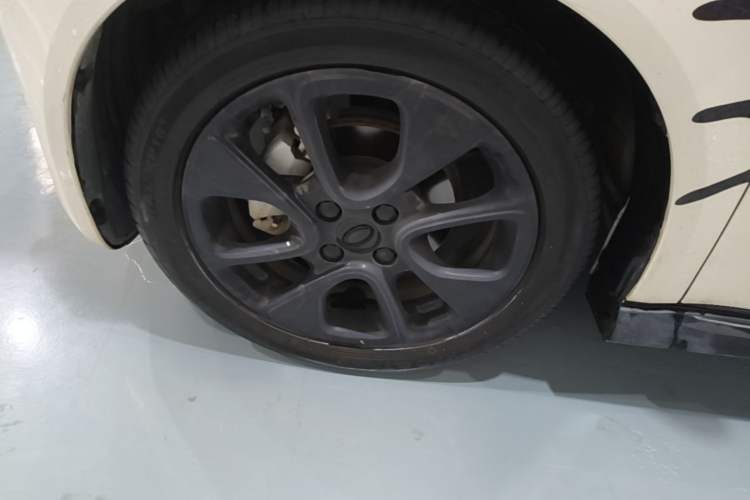 Used ORA White Cat 2022 Xiaoyue Mao Edition 360 km Luxury Model Lithium NMC Left Front Wheel Hub