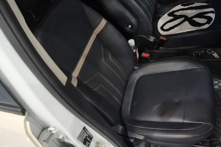 Used ORA White Cat 2022 Xiaoyue Mao Edition 360 km Luxury Model Lithium NMC Right Front Seat