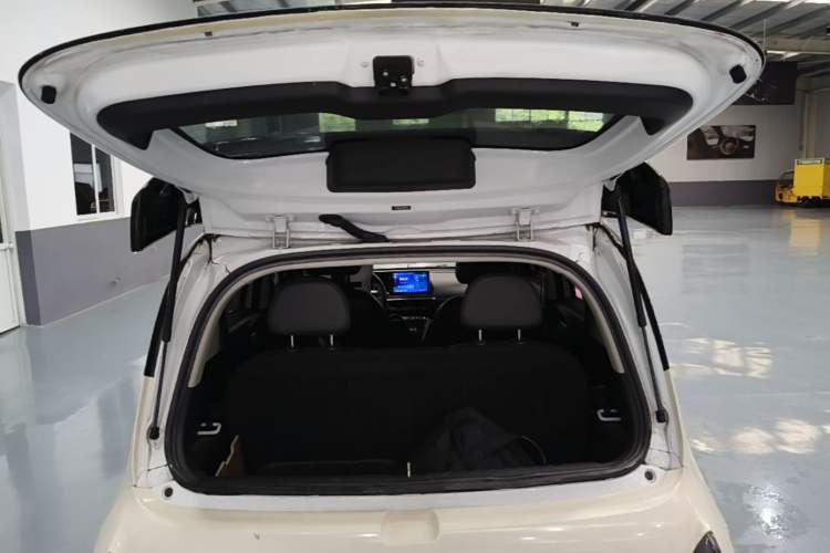 Used ORA White Cat 2022 Xiaoyue Mao Edition 360 km Luxury Model Lithium NMC Trunk