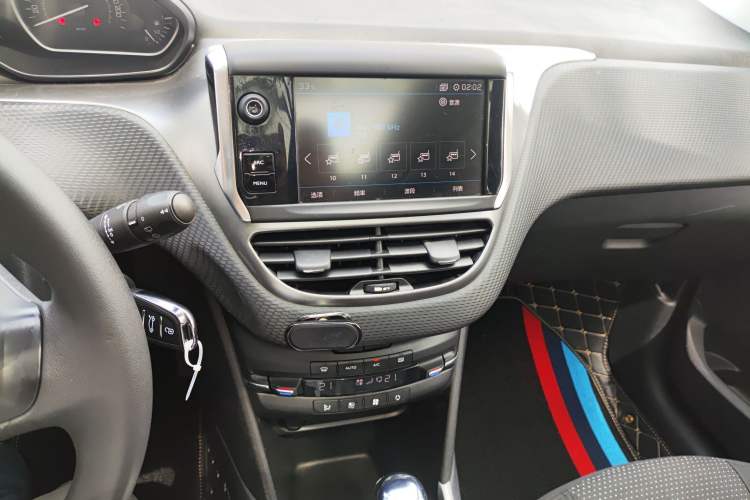Used Peugeot 2008 2018 1.6L Automatic Fashion Edition Audio And AC Panel