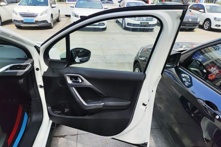 Used Peugeot 2008 2018 1.6L Automatic Fashion Edition Interior 5