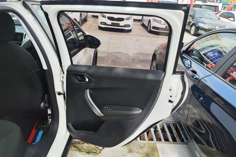 Used Peugeot 2008 2018 1.6L Automatic Fashion Edition Interior 6