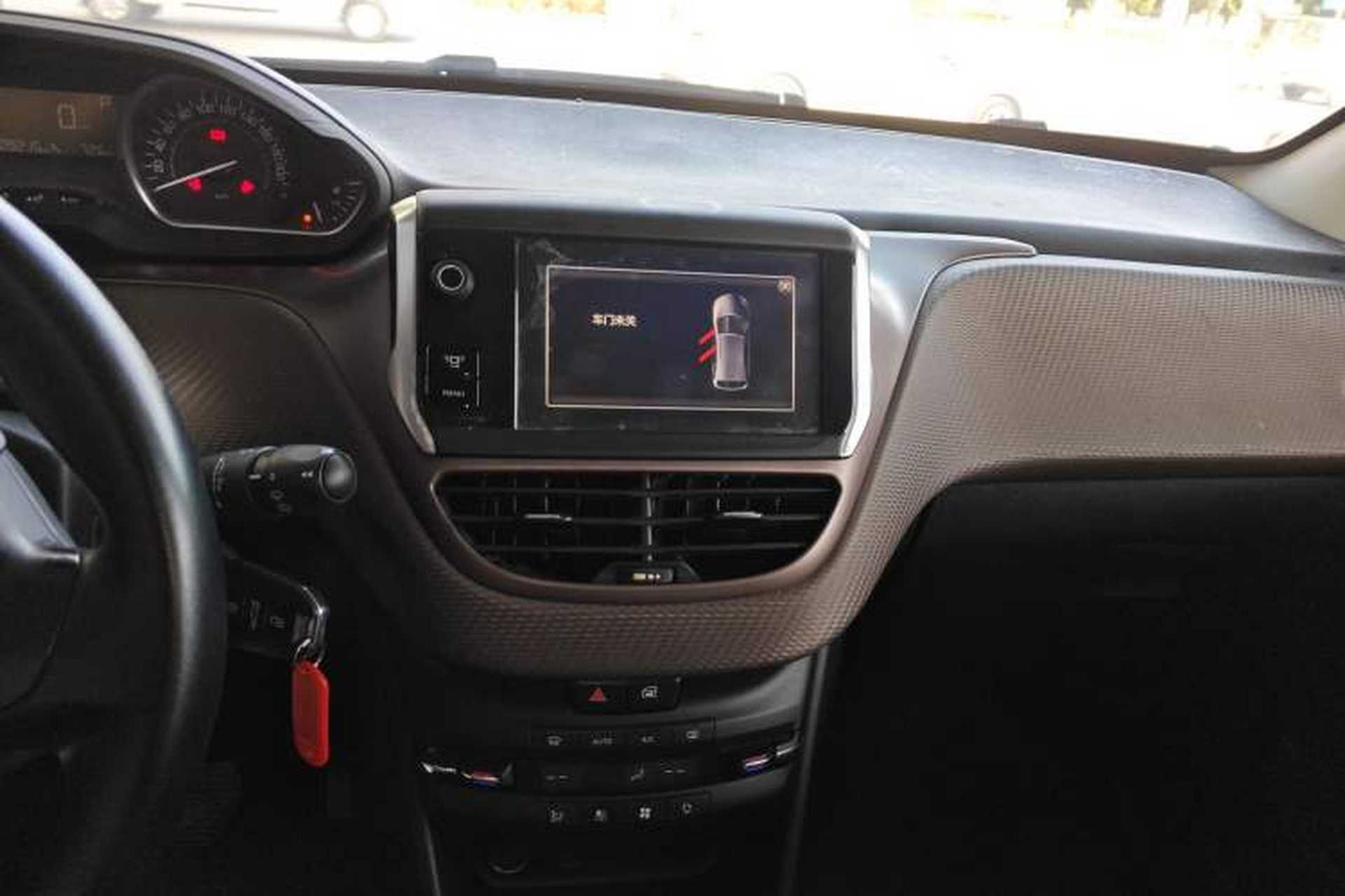 Used Peugeot 2008 2014 1.6L Automatic Fashion Edition Audio And AC Panel