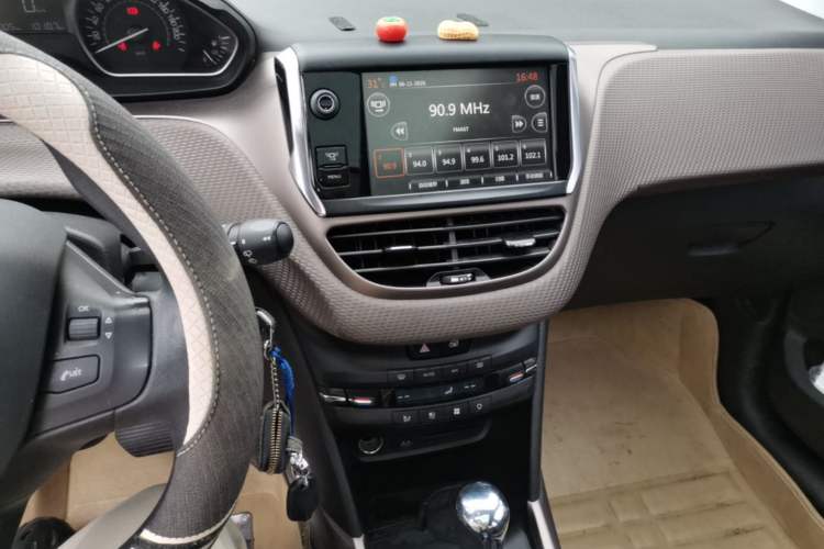 Used Peugeot 2008 2014 1.6L Automatic Fashion Edition Audio And AC Panel