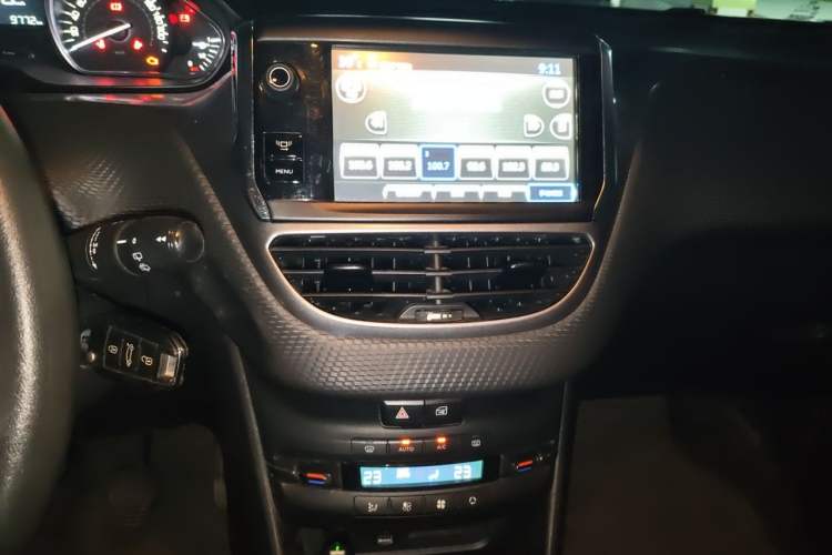 Used Peugeot 2008 2014 1.6L Manual Fashion Edition Audio And AC Panel