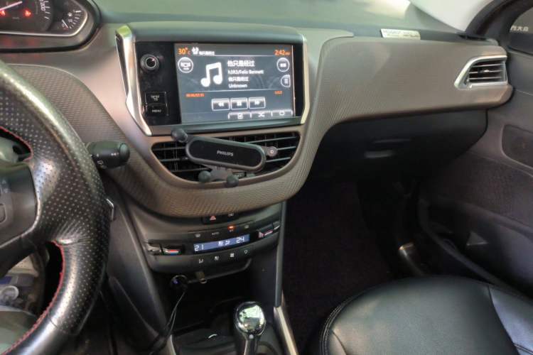 Used Peugeot 2008 2014 1.6L Automatic Fashion Edition Audio And AC Panel