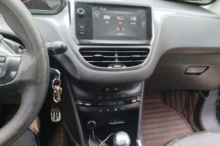 Used Peugeot 2008 2014 1.6L Automatic Fashion Edition Audio And AC Panel