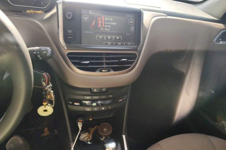 Used Peugeot 2008 2014 1.6L Automatic Fashion Edition Audio And AC Panel