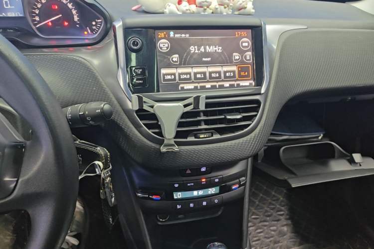 Used Peugeot 2008 2014 1.6L Automatic Fashion Edition Audio And AC Panel
