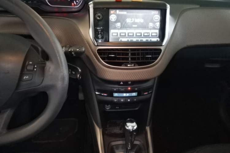 Used Peugeot 2008 2014 1.6L Automatic Fashion Edition Audio And AC Panel