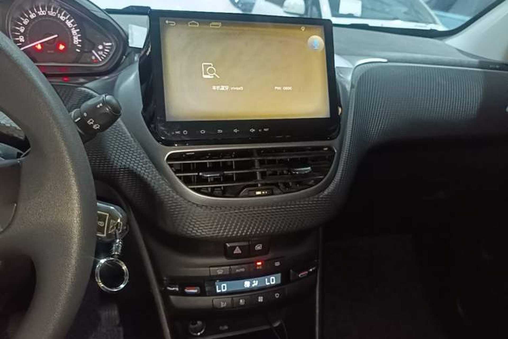 Used Peugeot 2008 2014 1.6L Automatic Fashion Edition Audio And AC Panel