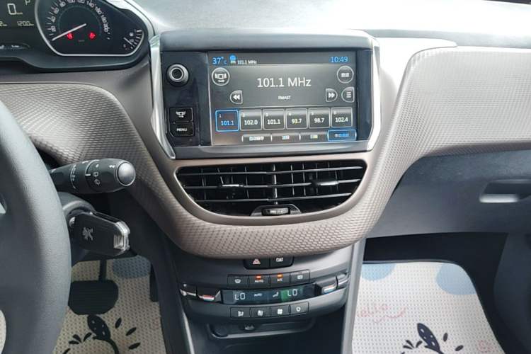 Used Peugeot 2008 2014 1.6L Automatic Fashion Edition Audio And AC Panel