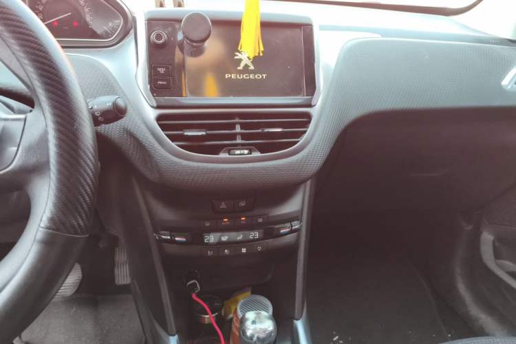 Used Peugeot 2008 2014 1.6L Automatic Fashion Edition Audio And AC Panel