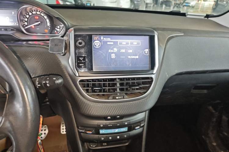 Used Peugeot 2008 2014 1.6L Automatic Navigation Edition Audio And AC Panel