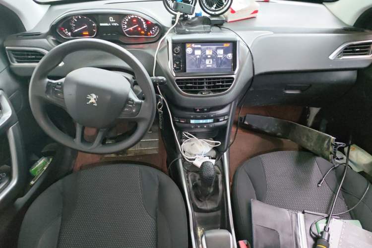 Used Peugeot 2008 2014 1.6L Manual Fashion Edition Center Console