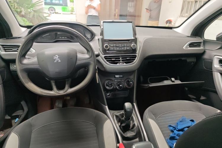 Used Peugeot 2008 2014 1.6L Manual Trend Edition Center Console