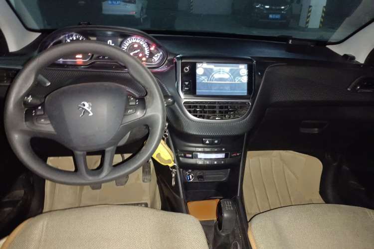Used Peugeot 2008 2014 1.6L Manual Fashion Edition Center Console