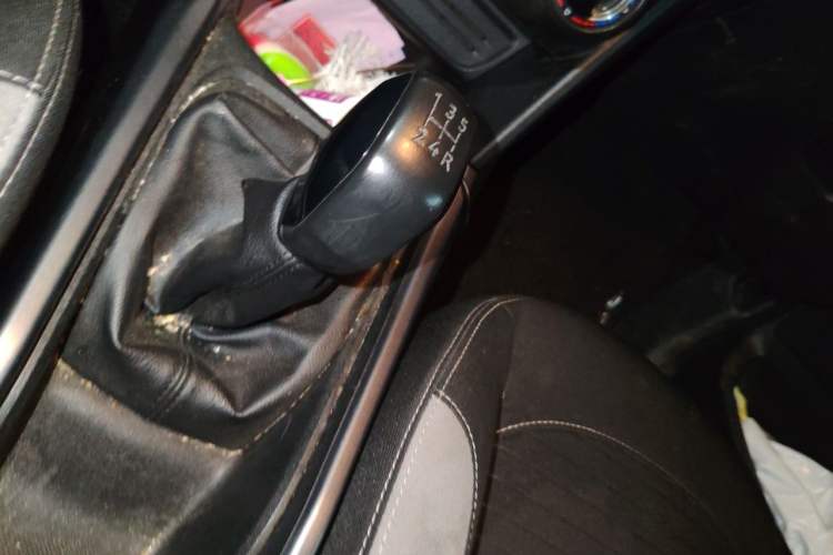 Used Peugeot 2008 2014 1.6L Manual Trend Edition Gear Lever