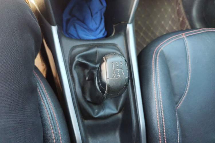 Used Peugeot 2008 2014 1.6L Manual Trend Edition Gear Lever