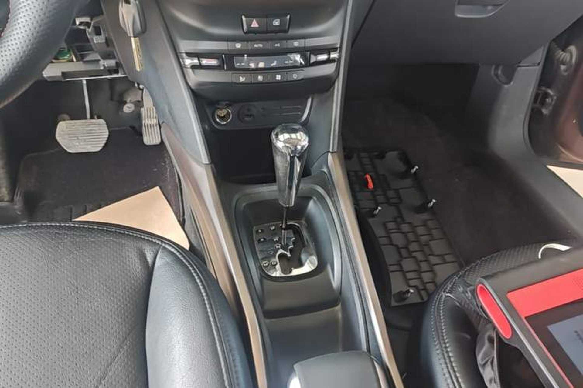Used Peugeot 2008 2014 1.6L Automatic Fashion Edition Gear Lever