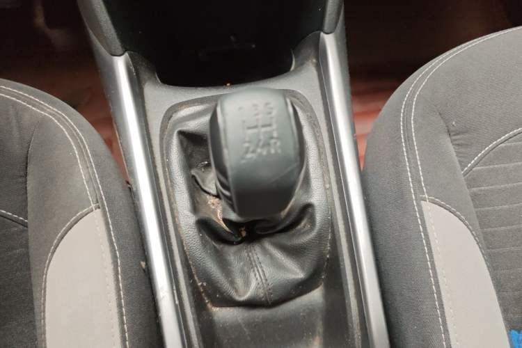 Used Peugeot 2008 2014 1.6L Manual Trend Edition Gear Lever