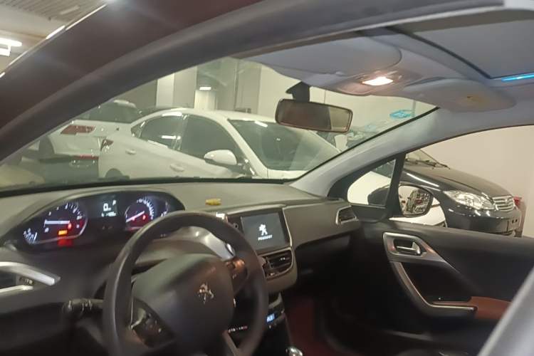 Used Peugeot 2008 2014 1.6L Automatic Fashion Edition Headliner
