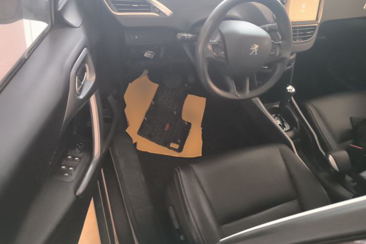 Used Peugeot 2008 2014 1.6L Automatic Fashion Edition Interior 3