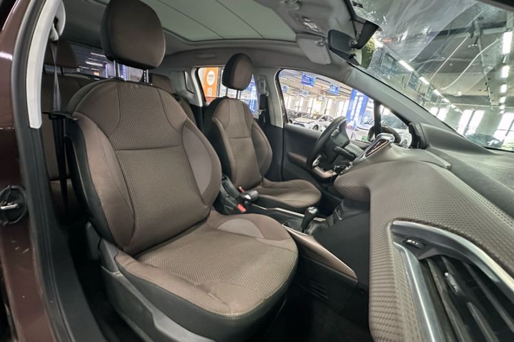 Used Peugeot 2008 2014 1.6L Automatic Fashion Edition Interior 4