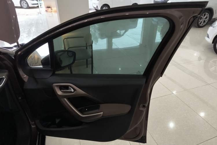 Used Peugeot 2008 2014 1.6L Automatic Fashion Edition Interior 5