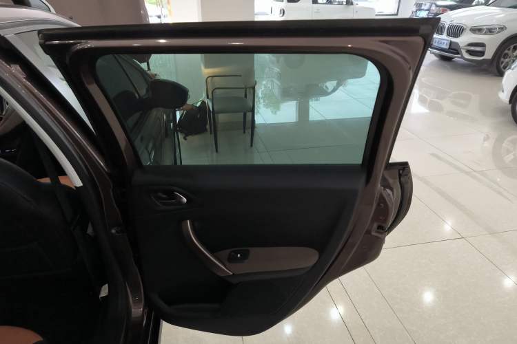 Used Peugeot 2008 2014 1.6L Automatic Fashion Edition Interior 6