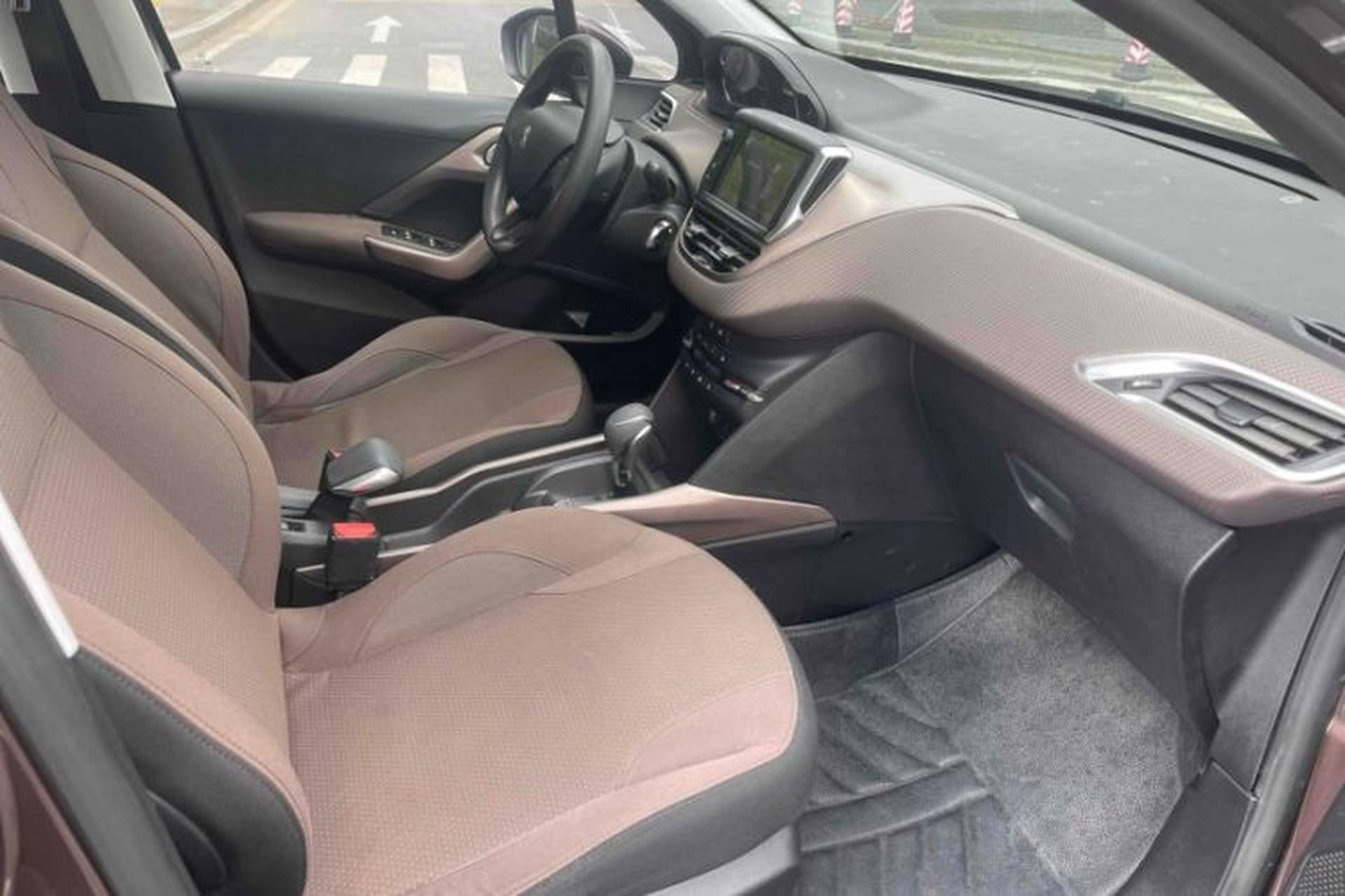 Used Peugeot 2008 2014 1.6L Automatic Fashion Edition Interior 7