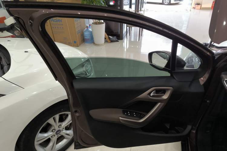 Used Peugeot 2008 2014 1.6L Automatic Fashion Edition Interior 7